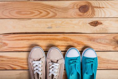 kahverengi ahşap zemin ayakta ayakkabıları