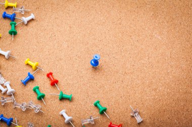 kahverengi mantar pano iğneleri