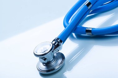 Beyaz arkaplanda steteskop