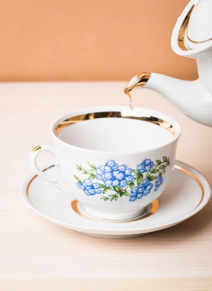 Sürahi Çay Için Fincan Çay Dökülen Eski Stil Porselen Çaydanlık — Stok fotoğraf
