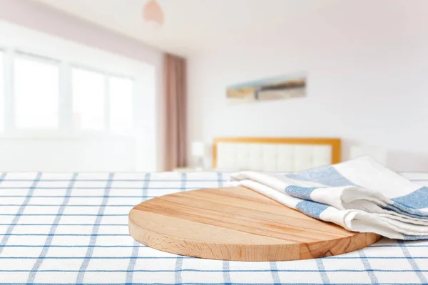 Houten Plank Met Een Servet Een Tafel — Stockfoto