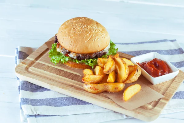 Hamburguesa Patatas Fritas Tabla Cortar Madera Primer Plano —  Fotos de Stock