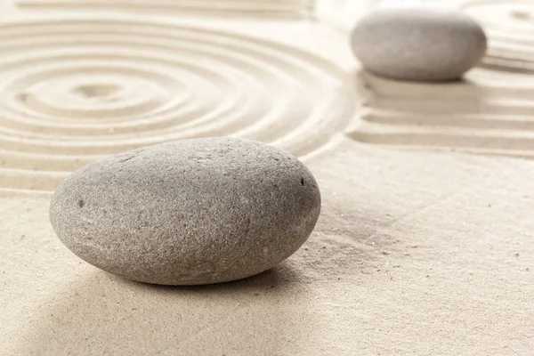 Japon Bahçe zen taşlar kum üzerinde
