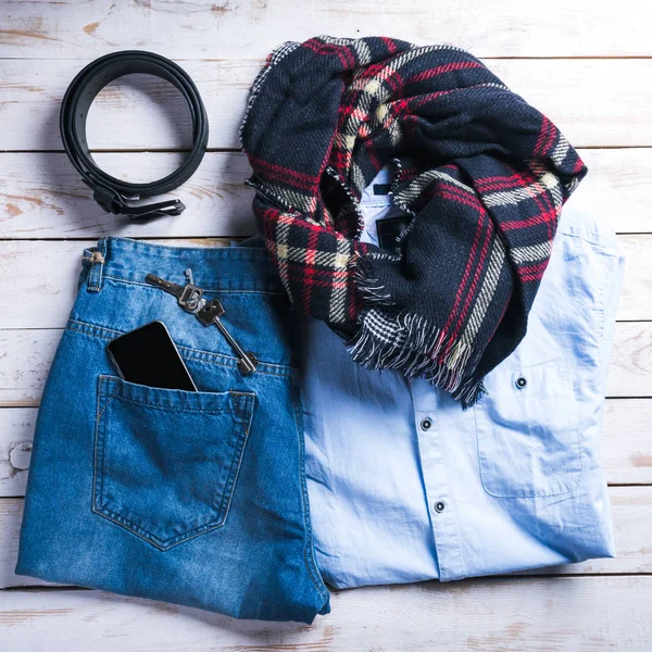 Cool Fashion Casual Mannen Outfit Houten Tafel — Stockfoto