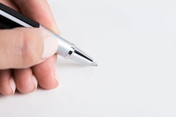 Χέρι Που Κρατά Την Πένα Που Απομονώνονται Λευκό Φόντο Γκρο — Φωτογραφία Αρχείου