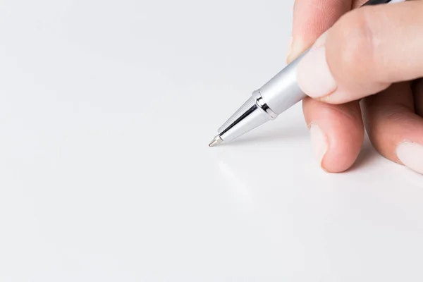 白い背景で隔離のペンを持っている手クローズ アップ — ストック写真