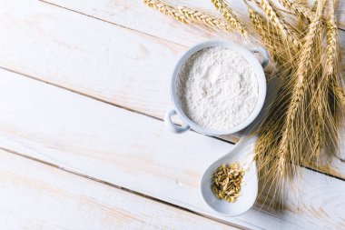 Tahta arka planda buğday kulakları