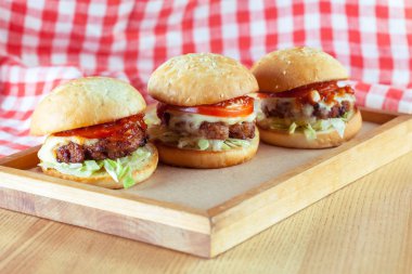 Sulu sığır eti burgers ahşap masa, yakın çekim kesme
