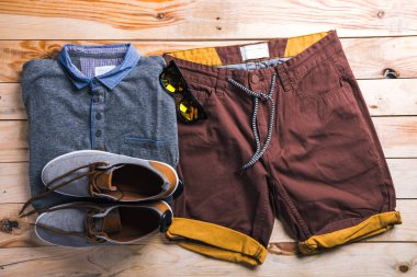 serin moda rahat erkek kıyafeti ahşap tablo