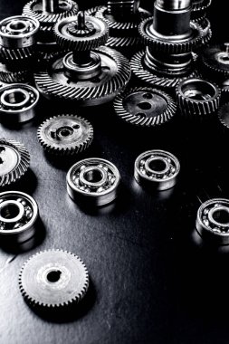 Siyah arkaplanda metal dişliler 