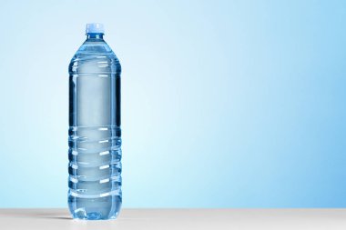 Masanın üzerinde plastik su şişesi