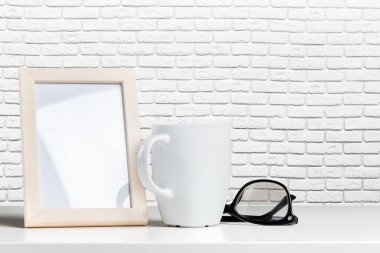 Masanın üzerinde beyaz bir fincan sıcak kahve. 