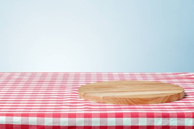 Ahşap tahta masada, peçete ile yakın çekim   