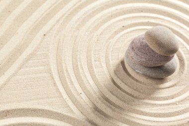 Japon Bahçe zen taşlar kum üzerinde