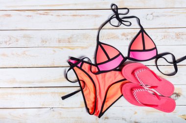 Ahşap arka plan üzerinde renkli mayo