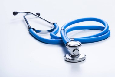 Sağlık stetoskop veya beyaz arka plan üzerinde izole phonendoscope