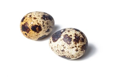 Bıldırcın yumurtaları beyaz arka planda izole edilir.