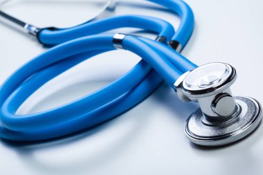 Sağlık stetoskop veya beyaz arka plan üzerinde izole phonendoscope