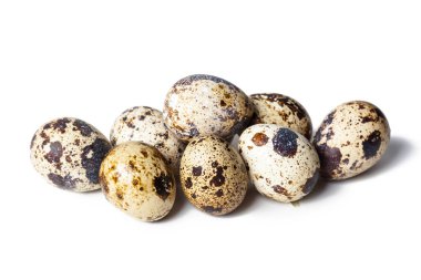 Bıldırcın yumurtaları beyaz arka planda izole edilir.