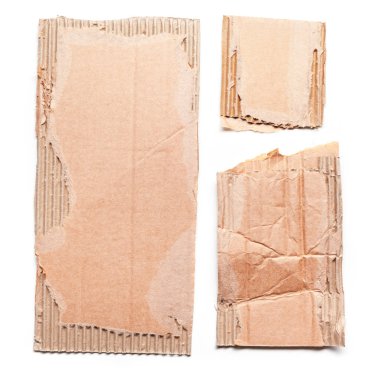 Beyaz arka plan üzerinde izole karton parçalar