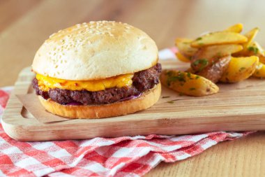Yönetim Kurulu, yakın çekim lezzetli ve iştah açıcı hamburger patates üzerinde ahşap ile kesme 