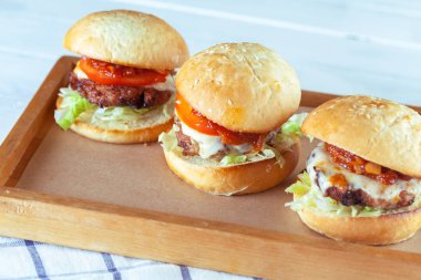 Sulu sığır eti burgers ahşap masa, yakın çekim kesme
