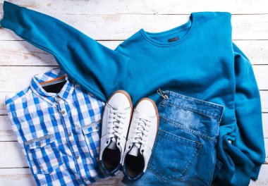serin moda rahat erkek kıyafeti ahşap tablo