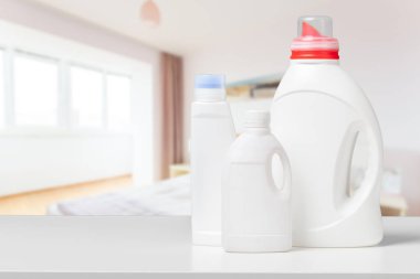 Beyaz masa üzerinde çamaşır deterjanı