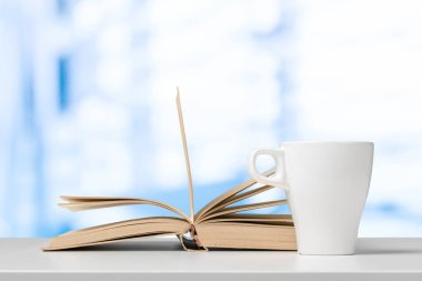 Yığın kitap Kupası ile
