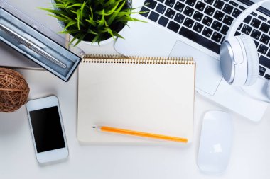Beyaz ofis resepsiyon masası ile bir sürü şey üstünde o. Üstten Görünüm