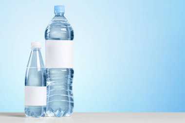 Masanın üzerinde plastik su şişesi