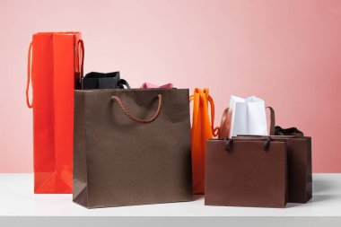 Renk arka plan üzerinde alışveriş torbaları