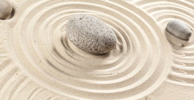 Japon Bahçe zen taşlar kum üzerinde