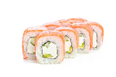 Beyaz bir arka plan üzerine Japon suşi rulo