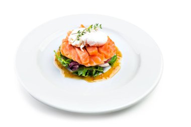 Somon salata üzerine beyaz izole