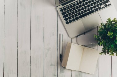 Dizüstü aksesuarları ile modern ofisindeki Vintage ahşap masaüstü
