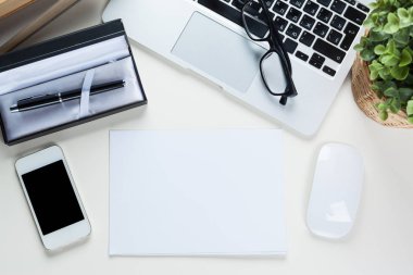Beyaz ofis resepsiyon masası ile bir sürü şey üstünde o. Üstten Görünüm