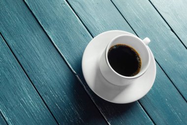 koyu ahşap bir masa üzerinde kahve kupa