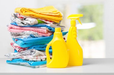 Renkli havlu ve sıvı deterjan