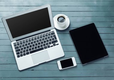 ofis masası bilgisayar ve iş ekipmanları ile