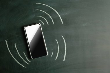 Titreşimli telefon. Tebeşirle çizilmiş