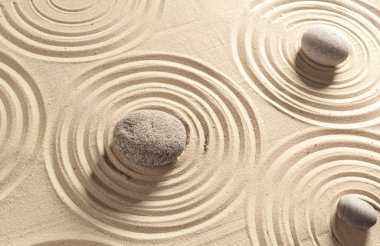 Japon Bahçe zen taşlar kum üzerinde
