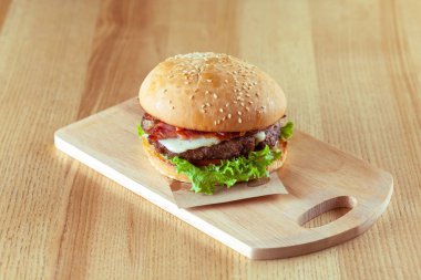 Lezzetli ve iştah açıcı hamburger, yakın