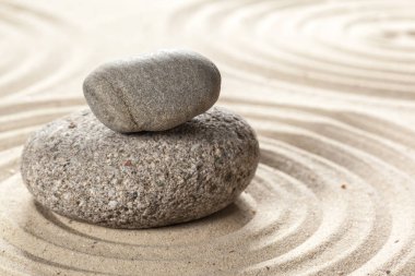 Japon Bahçe zen taşlar kum üzerinde