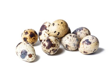 Bıldırcın yumurtaları beyaz arka planda izole edilir.