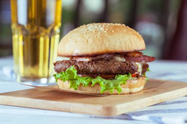 akşam yemeği hamburger ve bira, yakın çekim