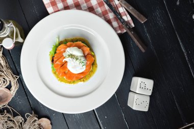 Arka planda, somon salata yakın çekim