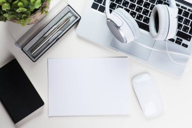 Beyaz ofis resepsiyon masası ile bir sürü şey üstünde o. Üstten Görünüm