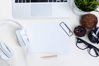 Beyaz ofis resepsiyon masası ile bir sürü şey üstünde o. Üstten Görünüm