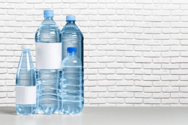 Masanın üzerinde plastik su şişesi